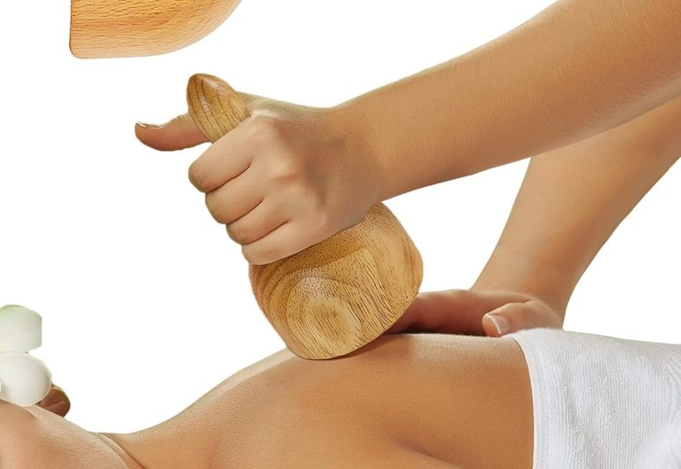 Massage avec outil en bois sur corps.